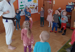 Zajęcia ruchowe z panem karateką