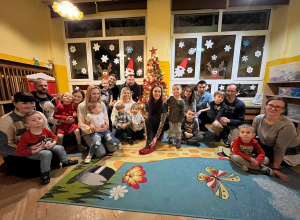 rodzice i dzieci pozują do zdjęcia