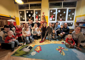 rodzice i dzieci pozują do zdjęcia