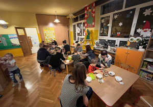 dzieci wykonują z rodzicami lampiony