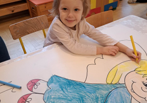 Dzieci wykonują pracę plastyczną "Aniołek"