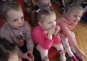 Dzieci podczas oglądania przedstawienia