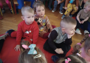 Dzieci podczas oglądania przedstawienia