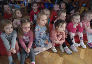 Dzieci podczas oglądania przedstawienia