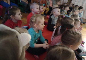 Dzieci podczas oglądania przedstawienia