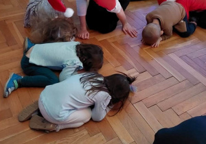 Zabawy taneczne ze Śnieżynką i reniferem