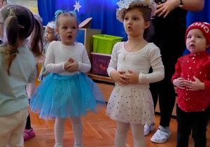 Zabawy taneczne ze Śnieżynką i reniferem