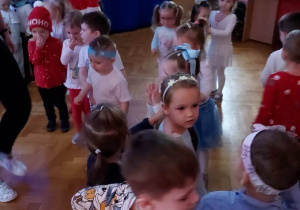 Zabawy taneczne ze Śnieżynką i reniferem
