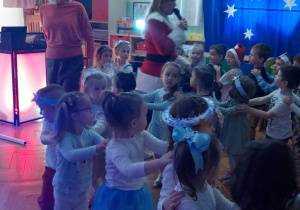 Zabawy taneczne ze Śnieżynką i reniferem