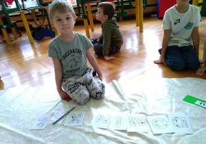Dzieci układaja zimowe napisy