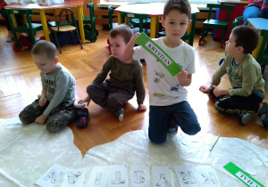 Dzieci układaja zimowe napisy