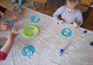 Dzieci wykonują prace plastyczne