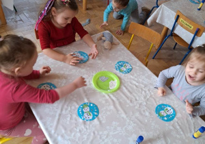 Dzieci wykonują prace plastyczne
