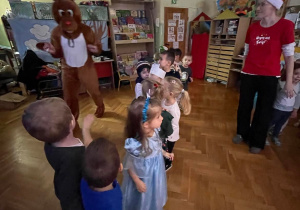 Dzieci tańczą do muzyki