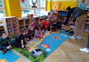 Dzieci poznają ciekawostki o skunksach
