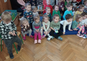 Dzieci słuchają audycji muzycznej