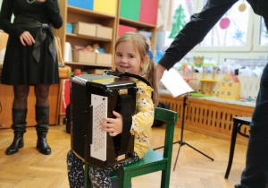Dziewczynka trzyma akordeon