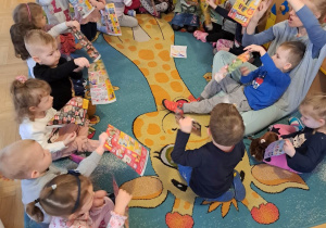 Zabawy z wykorzystaniem gazet, rolek i nakrętek