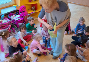 Zabawy z wykorzystaniem gazet, rolek i nakrętek