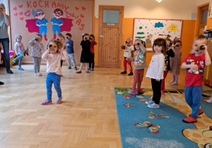 Zabawy z wykorzystaniem gazet, rolek i nakrętek