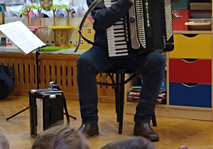 pan trzyma akordeon
