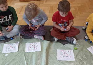 dzieci układają sudoku