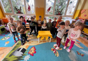 dzieci pozują do wspólnego zdjęcia