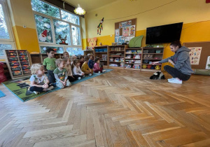 Dzieci słuchają informacji o skunksie
