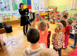 Dzieci tańczą do muzyki