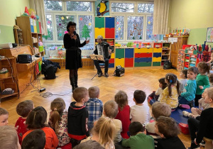 dzieci słuchają koncertu muzycznego