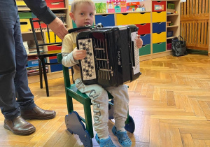 chłopiec gra na akordeonie