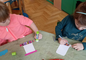 dziewczynki kolorują mazakiem