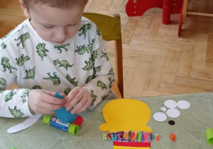 chłopiec nakleja kolorowe paski