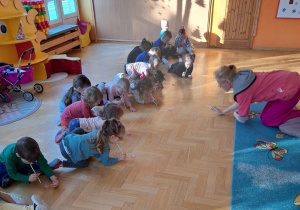 Ćwiczenia z wykorzystaniem słomek i płatków