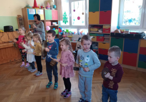 Dzieci grają na instrumentach