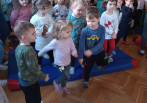 Dzieci podczas audycji muzycznej