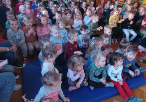 Dzieci podczas audycji muzycznej