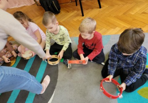 Dzieci grają na instrumentach