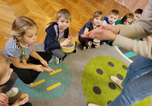 Dzieci grają na instrumentach