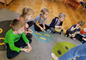 Dzieci grają na instrumentach