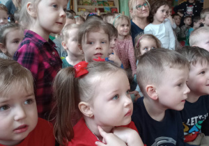 Dzieci podczas pokazu sztuczek
