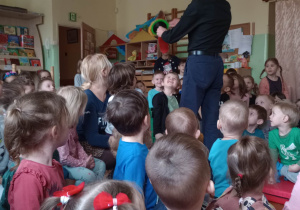 Pan iluzjonista wśród dzieci