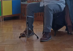 pan siedzi i gra