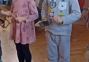 chłopiec gra na krowim dzwonku