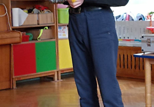 iluzjonista trzyma w ręku czapkę