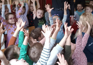 dzieci wyciągaja w góre ręce