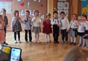 dzieci występują