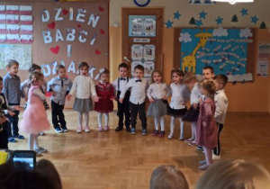 dzieci występują