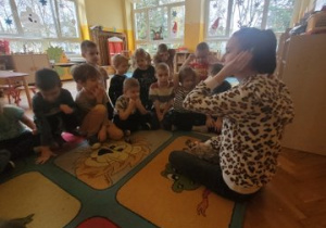 Dzieci słuchają informacji o surykatkach