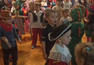 dzieci tańczą
